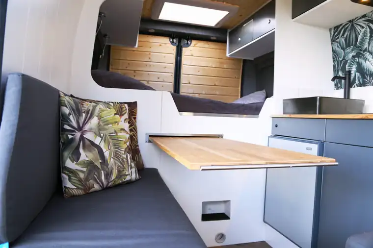 Het complete interieur van de camperbus