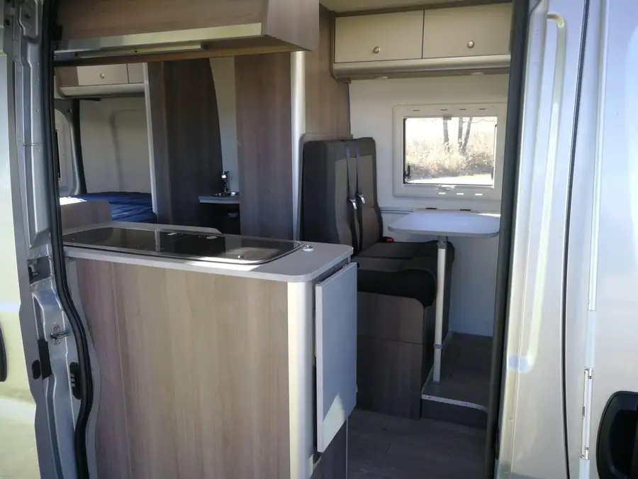 Interieur van een camperbus van Camperpunt van Herpen